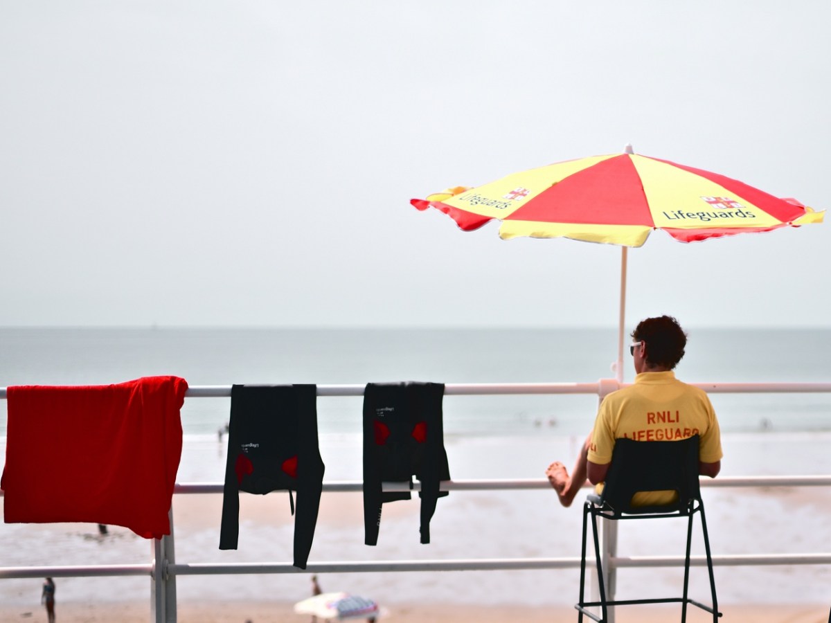 A Walk Along The Beach On A Hot Summers&nbsp;Day!